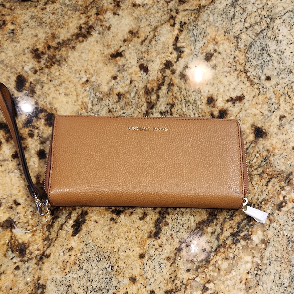 NWT Michael Kors Travel Continental Wristlet Leather Acorn